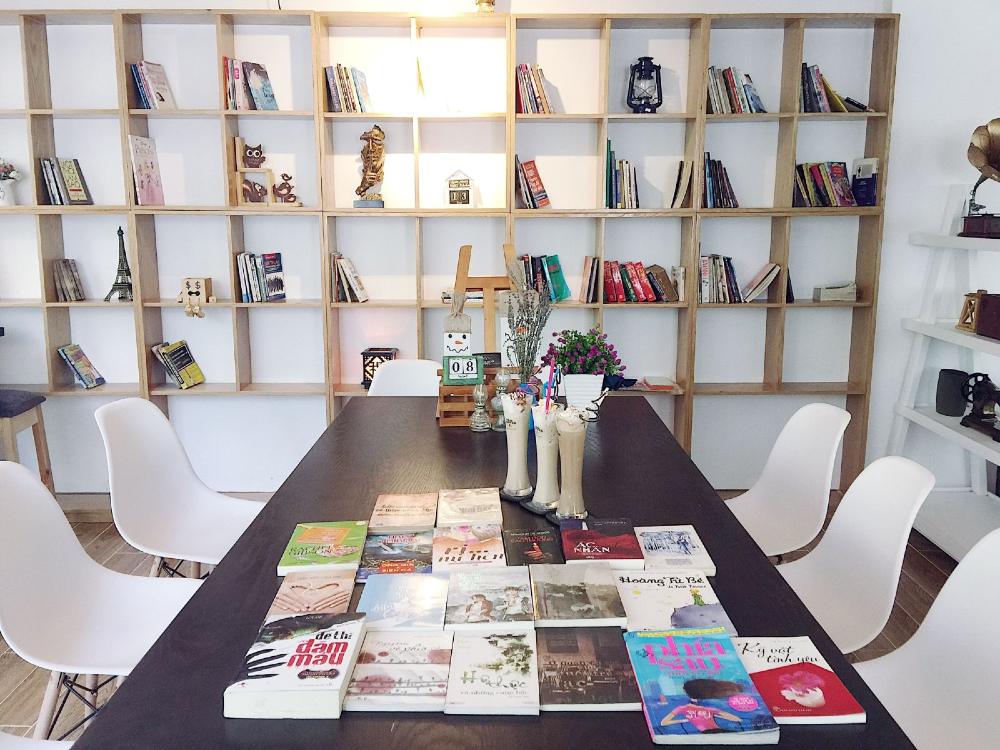 Cafe sách sử dụng sách vừa để trưng bày vừa để cho khách tới quán có thể đọc